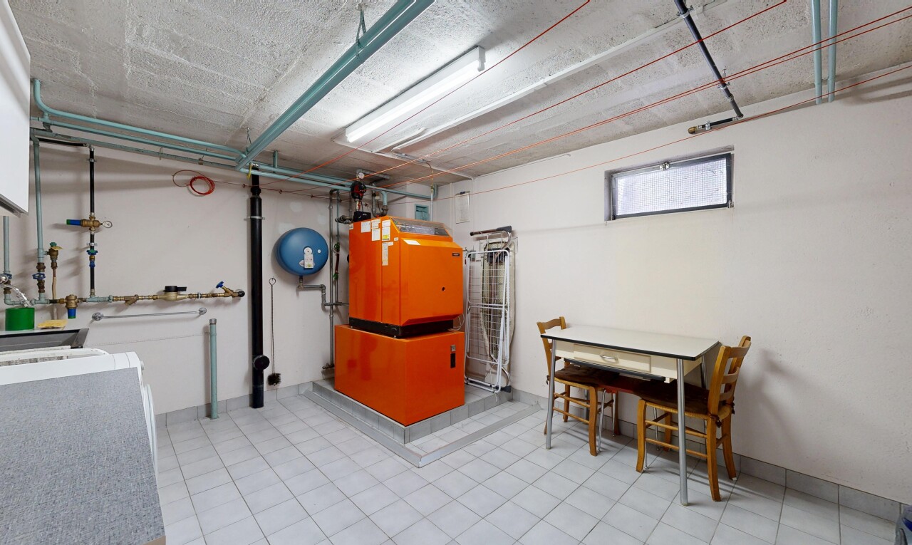 espace intérieur avec sous-sol, drywall, cloison sèche, light floor, et inside property