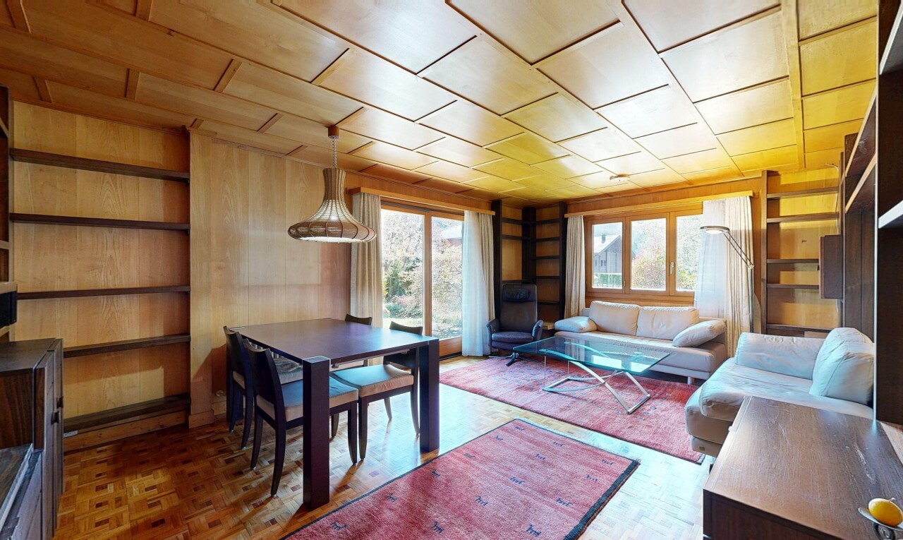 salon / salle à manger avec inside property, étagères intégrées, built in shelves, parquet floor, et sol en finition bois