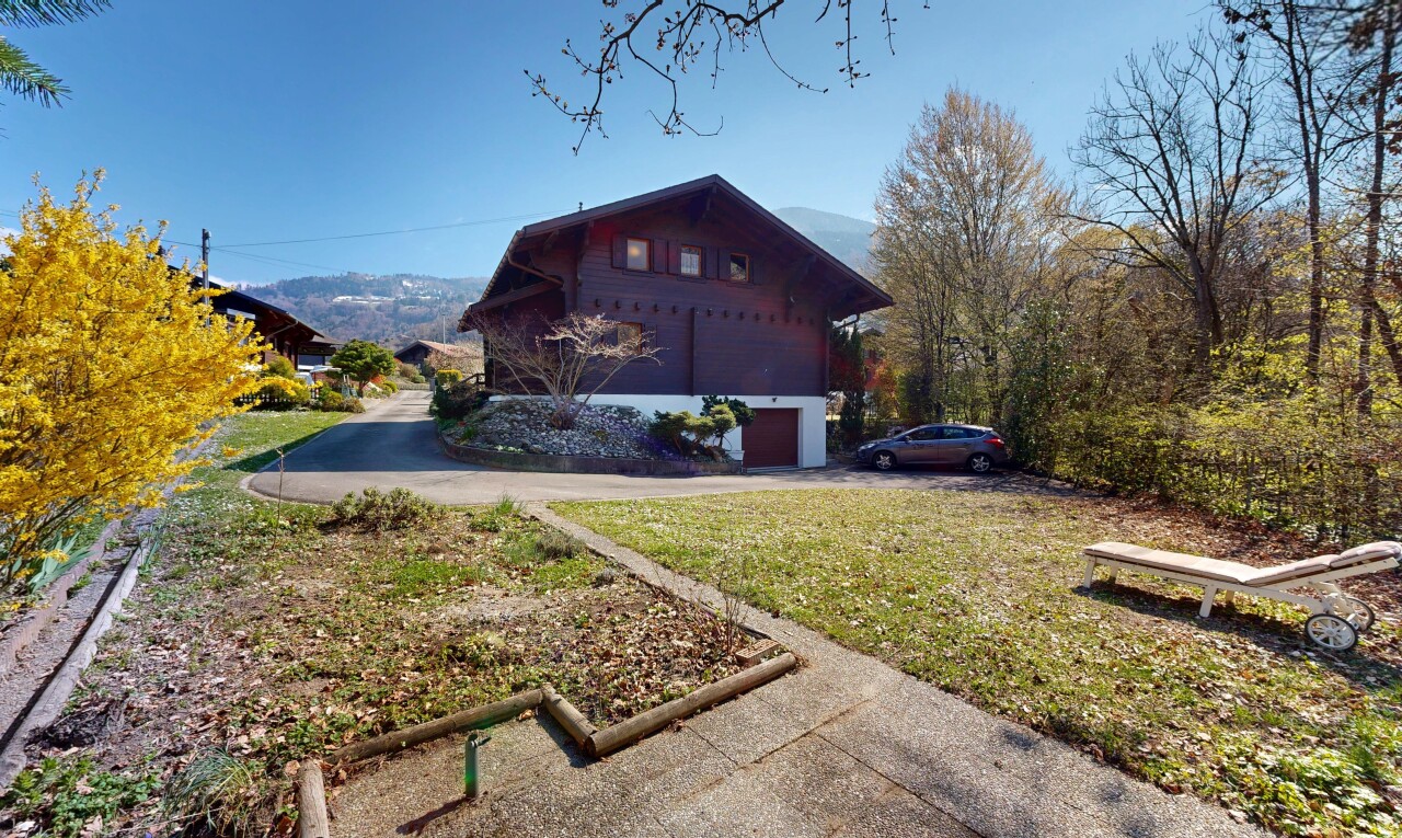 façade avec day time, property visible, pelouse, et allée