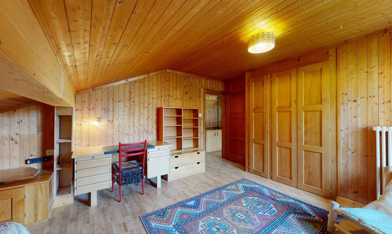 chambre avec mur en bois, wood wall, sol en finition bois, wood finish floor, et inside property