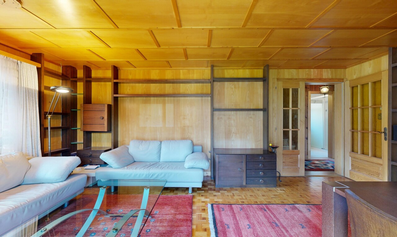 salon avec parquet floor, mur en bois, wood wall, sol en finition bois, et wood finish floor