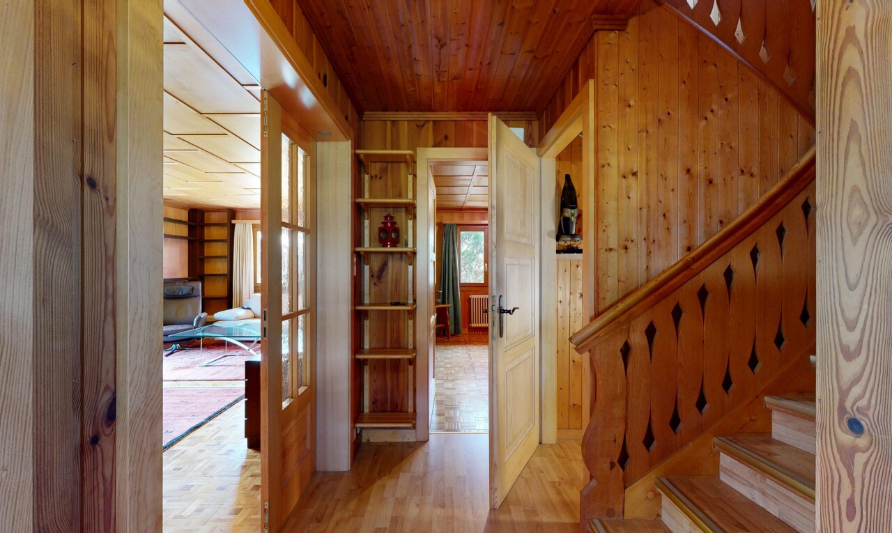 escaliers avec sol en finition bois, wood finish floor, plafond en bois, wood ceiling, et inside property