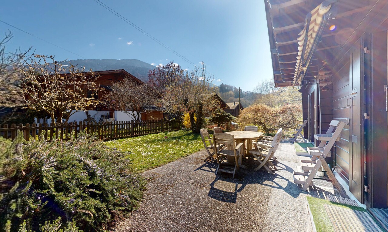 terrasse avec terrasse, coin repas extérieur, day time, clôture, et pelouse