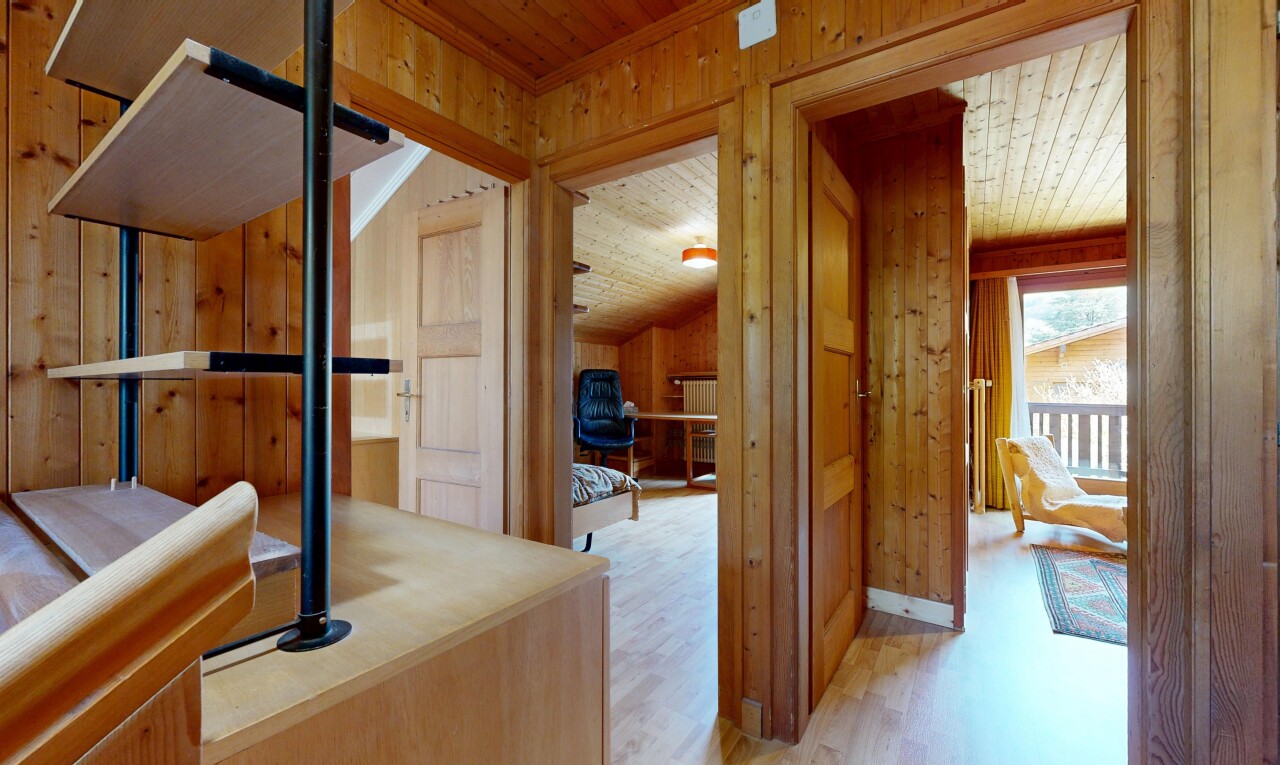 couloir avec wood wall, mur en bois, wood finish floor, sol en finition bois, et inside property
