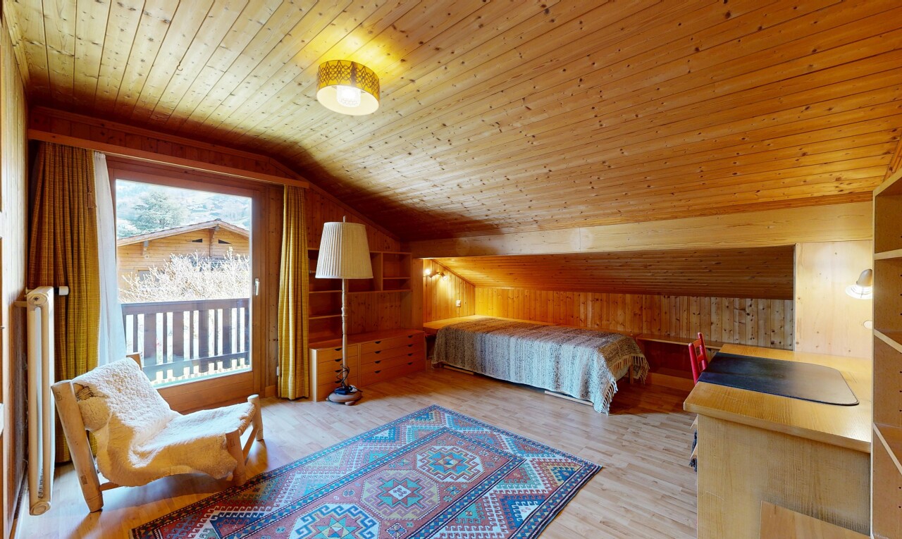 chambre avec pièce supplémentaire, wood wall, mur en bois, wood ceiling, et plafond en bois