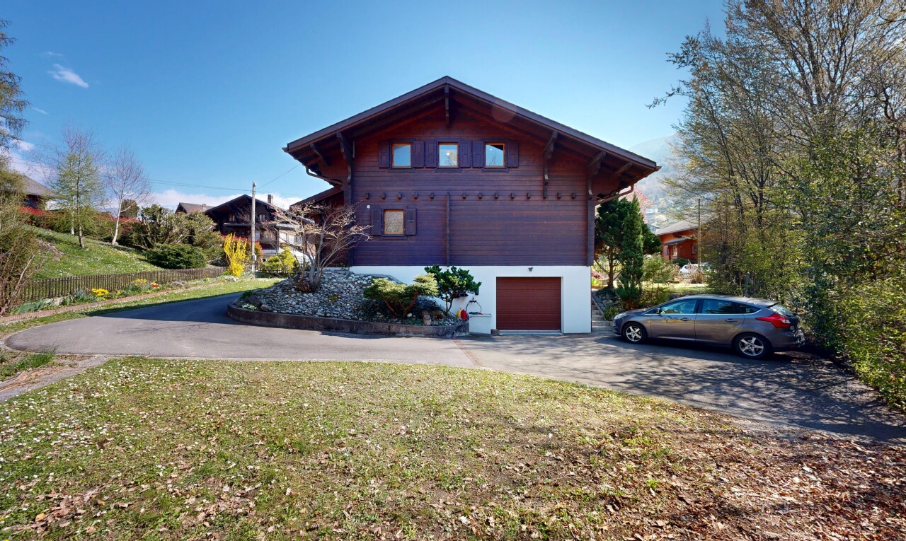 façade avec garage intégré, bardage horizontal, pelouse, garage au sous-sol, et property visible