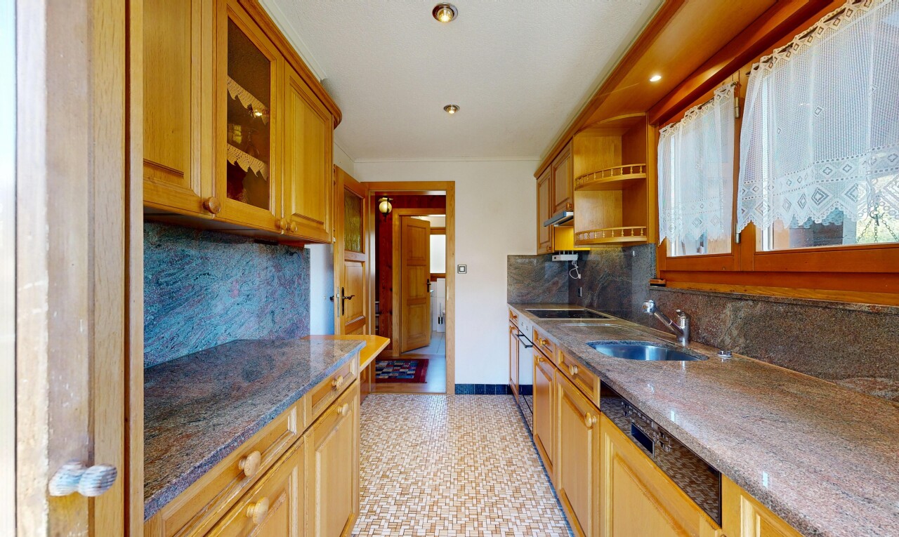 cuisine avec glass insert cabinets, armoires avec insert en verre, raised cabinets, armoires élevées, et drywall