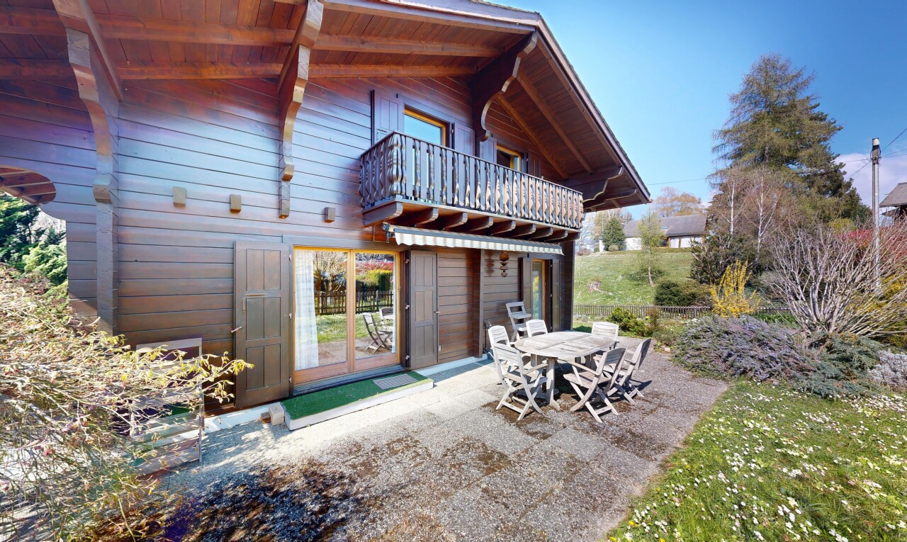 façade avec balcon, bardage horizontal, coin repas extérieur, from property, et day time