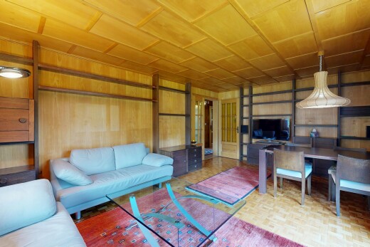 wohn- / esszimmer mit holzwand, wood wall, inside property, parquet floor, und fernseher