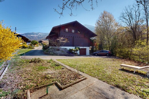 außenansicht mit day time, property visible, rasen, und auffahrt