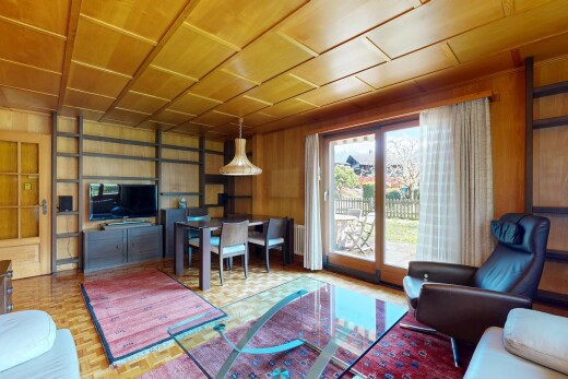 wohn- / esszimmer mit inside property, fernseher, holzfußboden, wood finish floor, und parquet floor