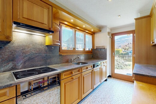 cuisine avec armoires élevées, raised cabinets, dosseret, backsplash, et four