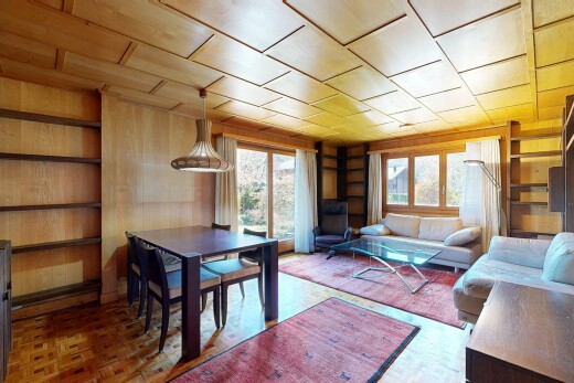 wohn- / esszimmer mit inside property, eingebaute regale, built in shelves, parquet floor, und holzfußboden