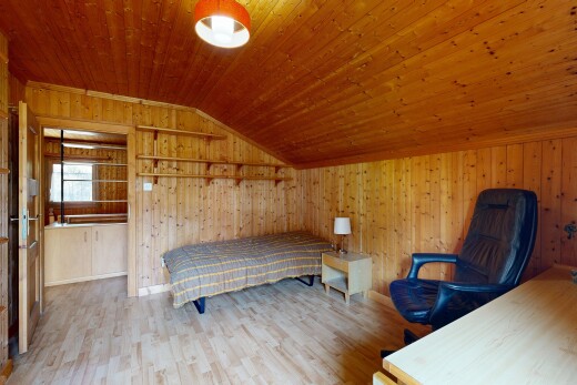 zimmer / schlafzimmer mit zusätzliches zimmer, wood wall, holzwand, vaulted ceiling, und dachschräge