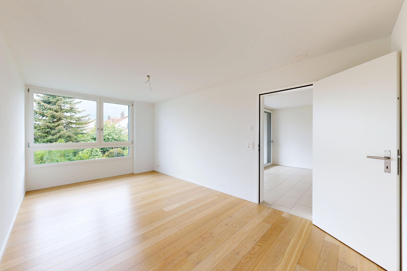 leerer raum mit inside property, light floor, wood finish floor, holzfußboden, und natural light