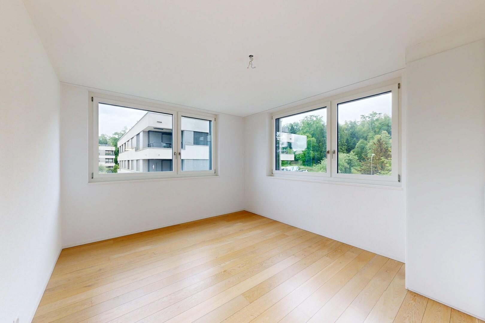 leerer raum mit holzfußboden, wood finish floor, natürliches licht, natural light, und inside property