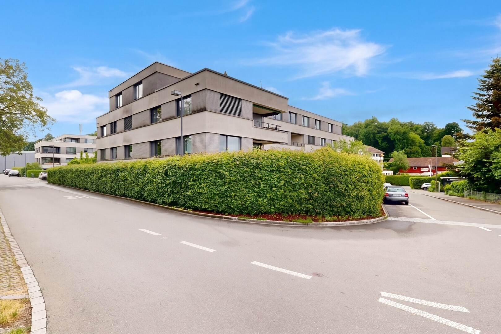 außenansicht mit day time, from community, blick auf wohnanlage, und apartment complex view