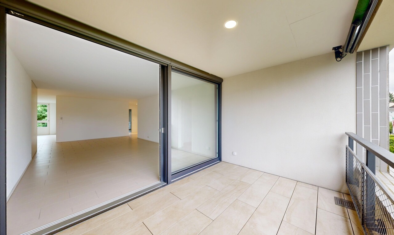 terrasse mit balkon, inside property, und lüftungsgitter