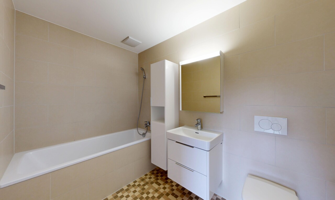 bad mit komplettes badezimmer, tile wall, fliesenwand, light floor, und schminktisch