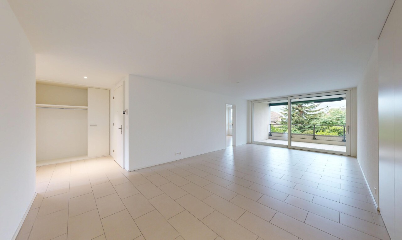leerer raum mit inside property, gipskartonwand, drywall, natürliches licht, und natural light