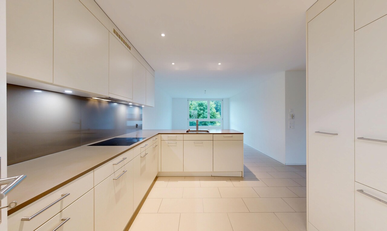 küche mit light floor, kitchen peninsula, küchentheke, inside property, und natural light