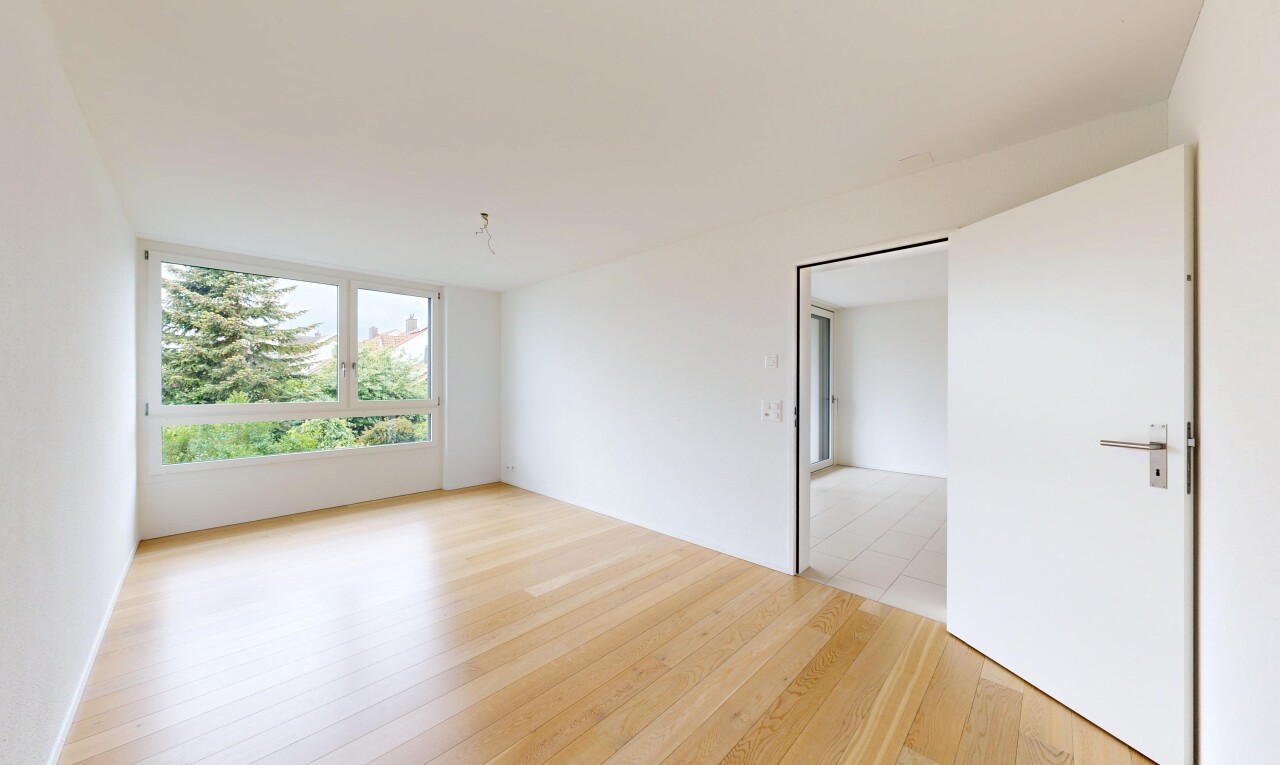 leerer raum mit inside property, light floor, wood finish floor, holzfußboden, und natural light