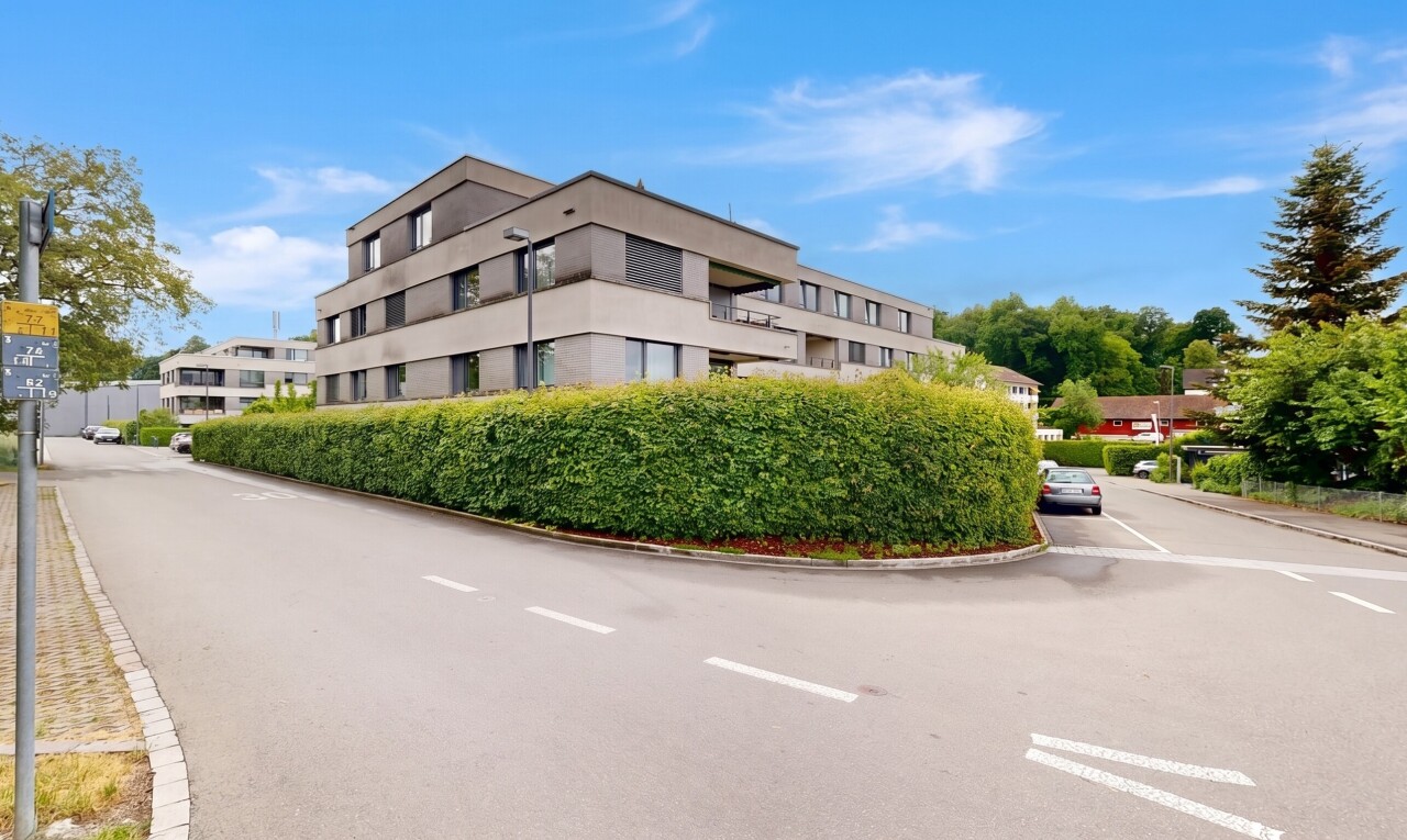 außenansicht mit day time, from community, blick auf wohnanlage, und apartment complex view
