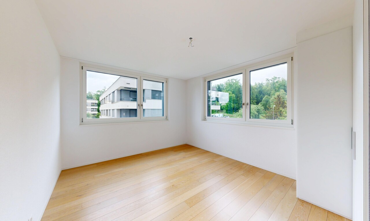 leerer raum mit holzfußboden, wood finish floor, natürliches licht, natural light, und inside property