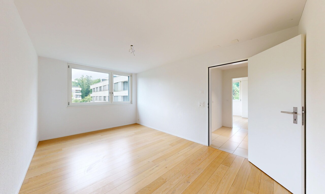 leerer raum mit inside property, light floor, wood finish floor, holzfußboden, und natural light