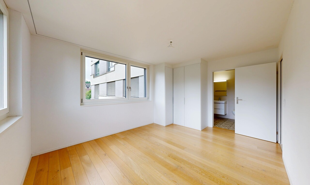 leerer raum mit holzfußboden, wood finish floor, inside property, gipskartonwand, und drywall