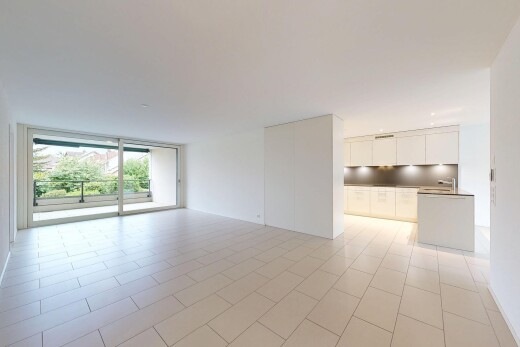 pièce vide avec light floor, inside property, fenêtres du sol au plafond, floor ceiling windows, et lumière naturelle