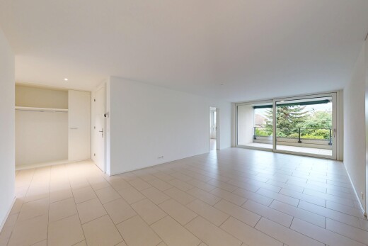 pièce vide avec inside property, cloison sèche, drywall, lumière naturelle, et natural light