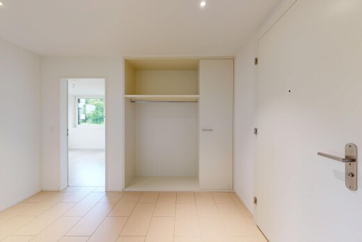 pièce vide avec inside property, natural light, lumière naturelle, drywall, et cloison sèche
