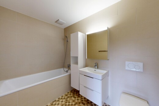 salle de bains avec salle de bain complète, tile wall, mur en carrelage, light floor, et lavabo (ou coiffeuse selon le contexte)