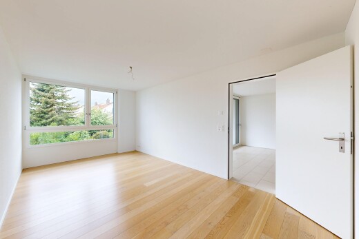 pièce vide avec inside property, light floor, wood finish floor, sol en finition bois, et natural light