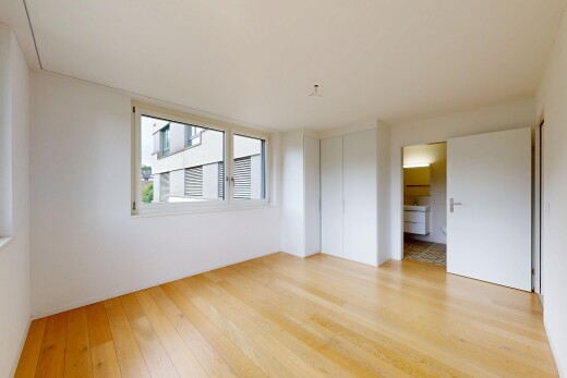 pièce vide avec sol en finition bois, wood finish floor, inside property, cloison sèche, et drywall