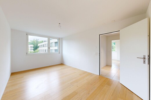 pièce vide avec inside property, light floor, wood finish floor, sol en finition bois, et natural light