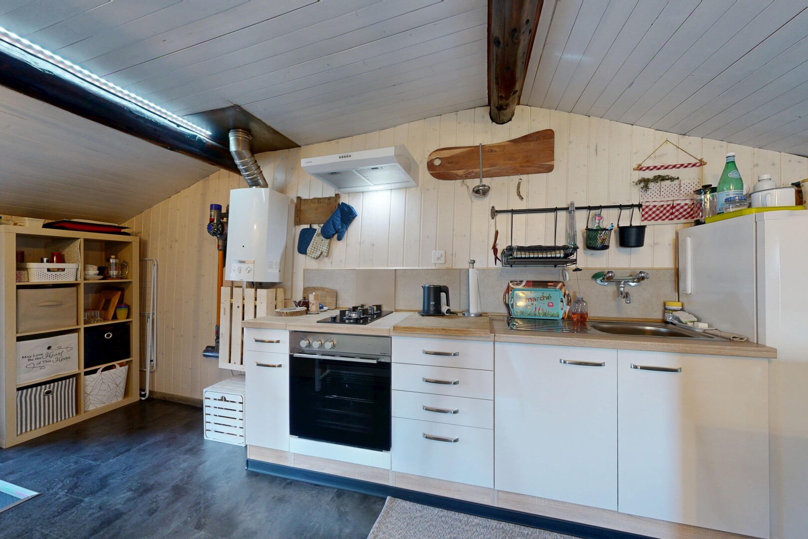 cuisine avec hotte, light countertops, plans de travail, white cabinets, et armoires blanches