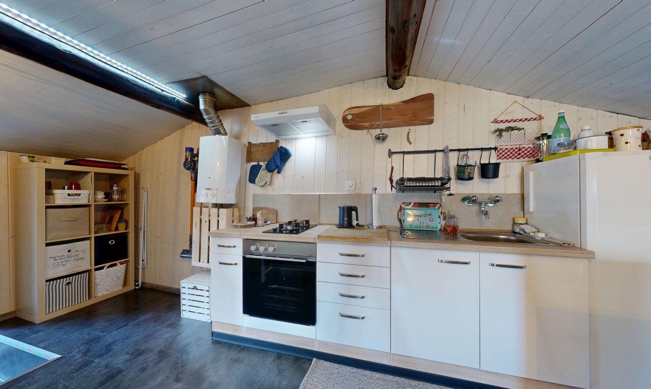 cuisine avec hotte, light countertops, plans de travail, white cabinets, et armoires blanches