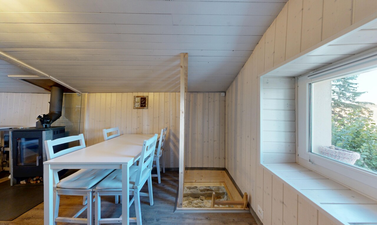 salle à manger avec wood wall, mur en bois, lumière naturelle, inside property, et wood finish floor