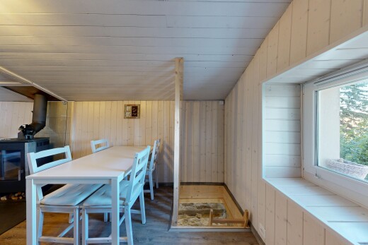 salle à manger avec wood wall, mur en bois, lumière naturelle, inside property, et wood finish floor