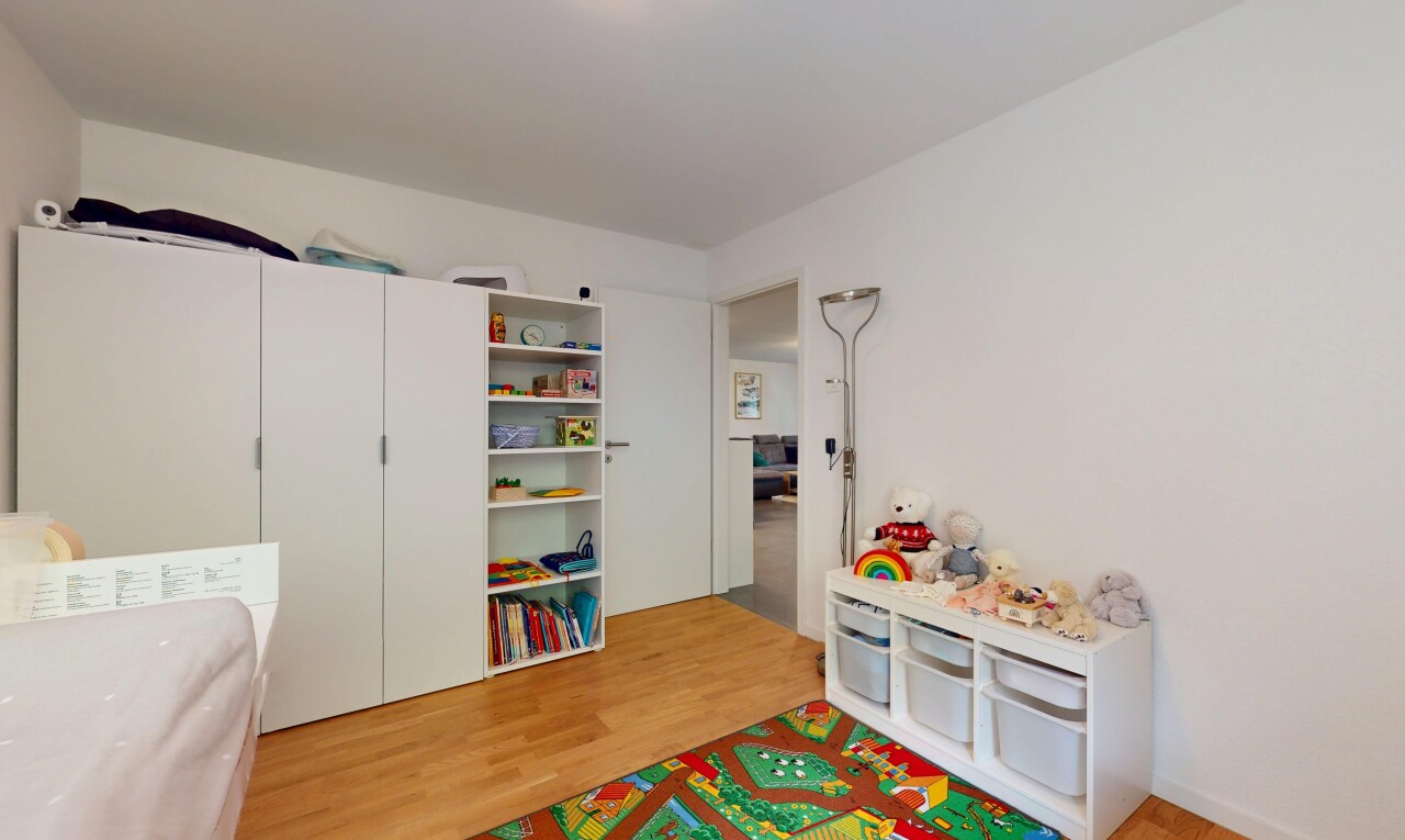 chambre avec inside property, sol en finition bois, wood finish floor, cloison sèche, et drywall