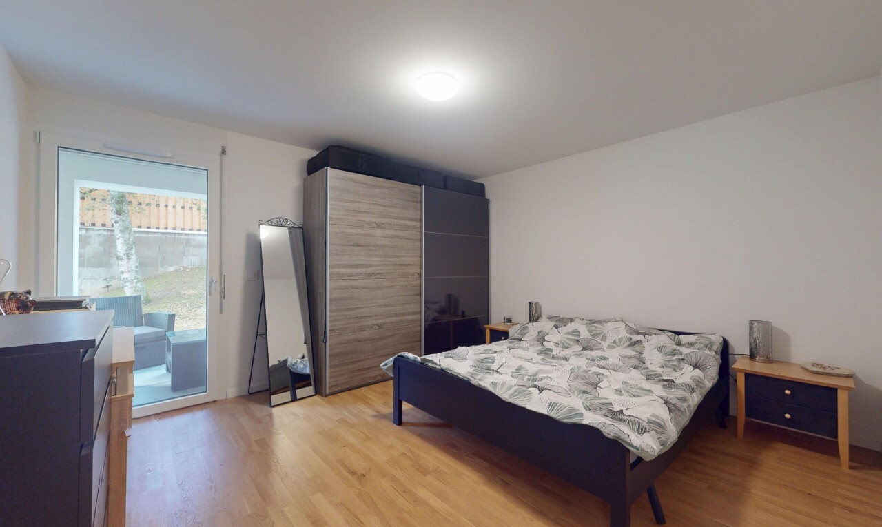 chambre avec inside property, wood finish floor, sol en finition bois, drywall, et cloison sèche