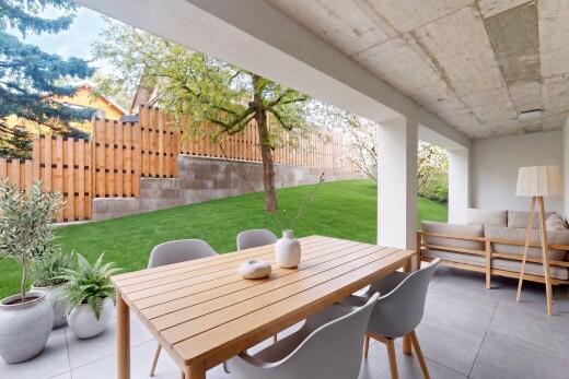 terrasse avec clôture, from property, terrasse, coin repas extérieur, et pelouse