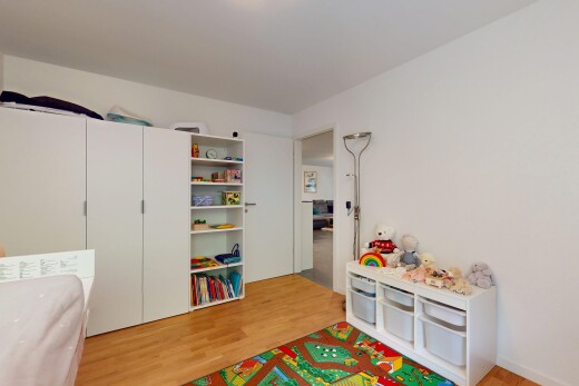 chambre avec inside property, sol en finition bois, wood finish floor, cloison sèche, et drywall