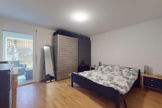 chambre avec inside property, wood finish floor, sol en finition bois, drywall, et cloison sèche