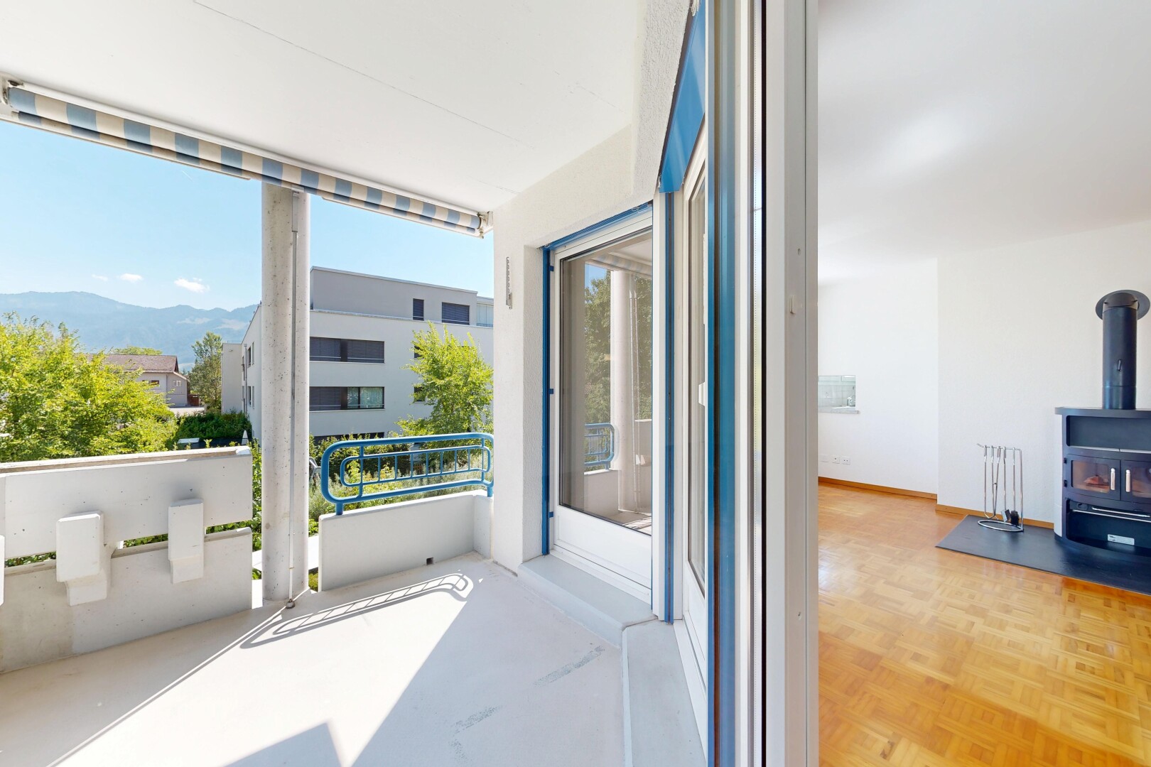 terrasse mit balkon, day time, view focus, blick auf die berge, und mountain view