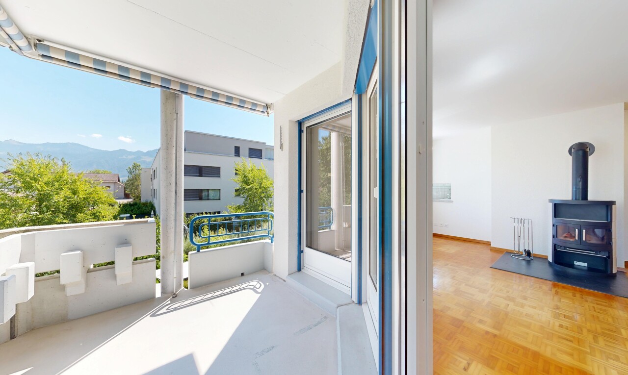 terrasse mit balkon, day time, view focus, blick auf die berge, und mountain view