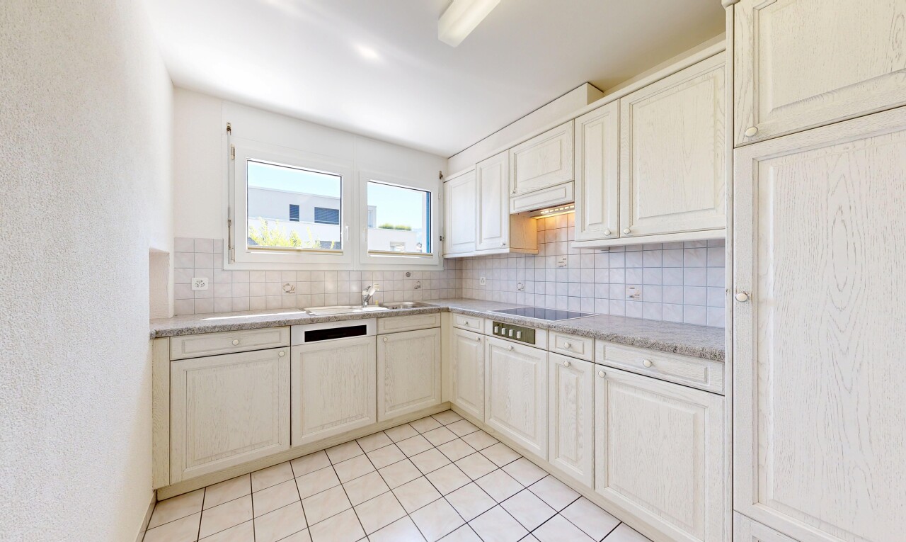 küche mit küchenrückwand beim herd, küchenrückwand beim Herd, raised cabinets, hochgezogene schränke, und light countertops