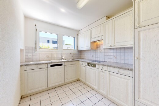 küche mit küchenrückwand beim herd, küchenrückwand beim Herd, raised cabinets, hochgezogene schränke, und light countertops